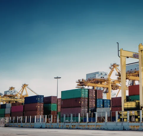 Heavy-duty hydraulic freight lift platform for cargo transportation at port and dock facilities
