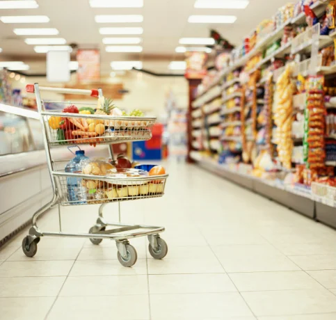 Compact guide rail hydraulic lift for supermarket goods transportation and storage access