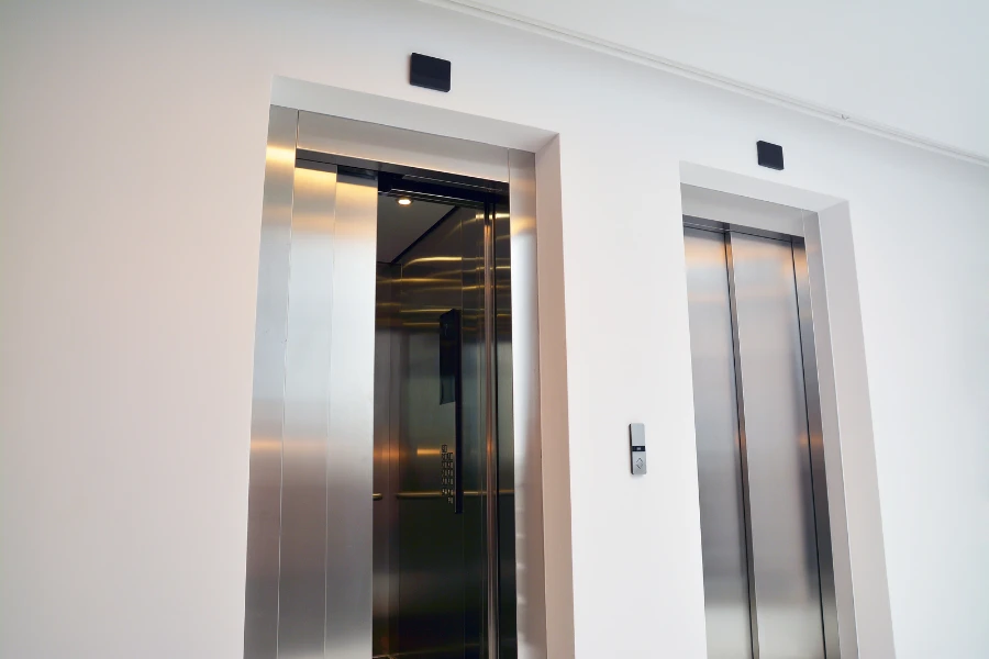 Elevator door operator coupling car and landing doors